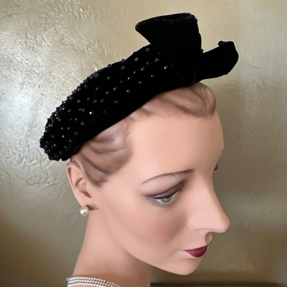 TIMELESS VINTAGE BLACK VELVET BERET STUDDED WITH BLACK BEADS & FRONTB BOW